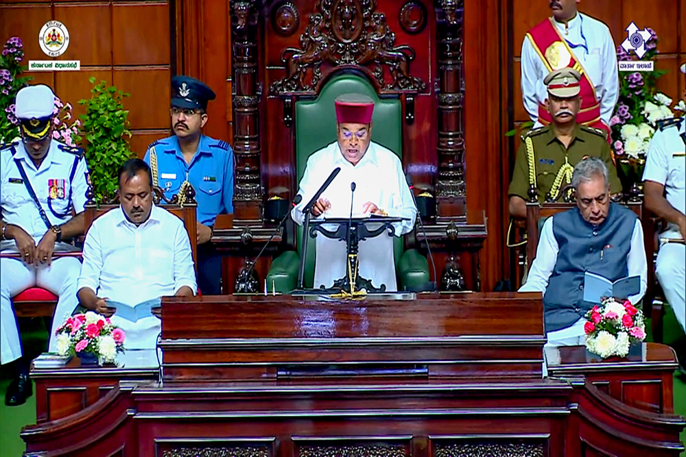 देखा देखी रंग बदल रहे हैं राज्यपाल