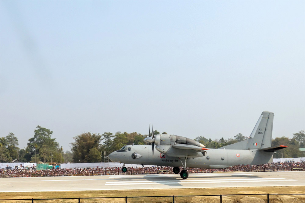 इमरजेंसी लैंडिंग फैसिलिटी पर उतरा मोदी का विमान