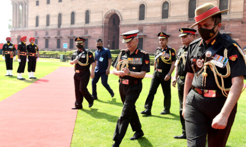 एक नेहरू थे, एक मोदी है।