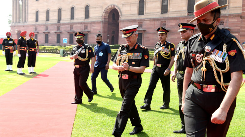 नरवणे, कमान और नेतृत्व का मौन से पलायन