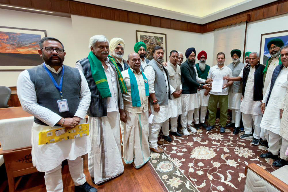 संसद में किसान संगठनों से मिले राहुल