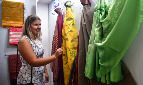 बाजार भी छीना