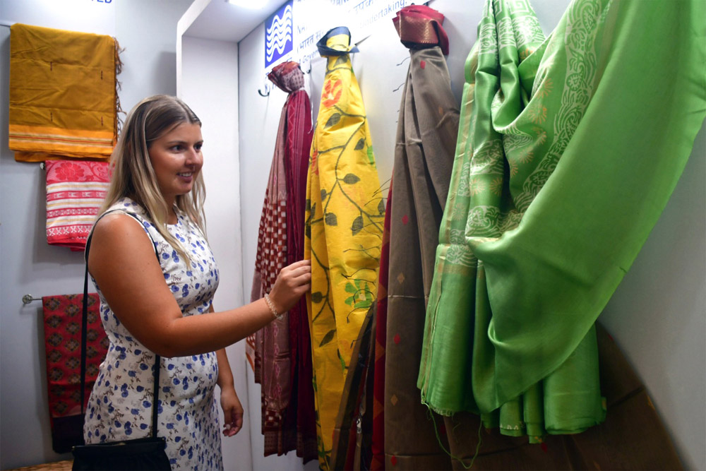 बाजार भी छीना