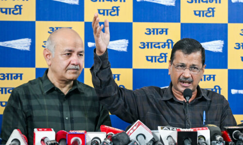 केजरीवाल, सिसोदिया सुप्रीम कोर्ट पहुंचे