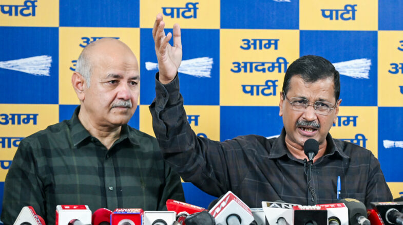 केजरीवाल, सिसोदिया सुप्रीम कोर्ट पहुंचे