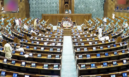 एलजीपी संकट और 8 सांसदों के निलंबन पर लोकसभा में हंगामा