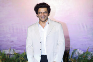 सड़क किनारे बैठ इस्तरी करते दिखे ‘आयरन मैन’ सुनील ग्रोवर