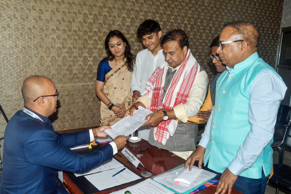 असम  चुनाव : हिमंता सरमा ने भरा नामांकन, सातवीं बार चुनावी मैदान में मुख्यमंत्री