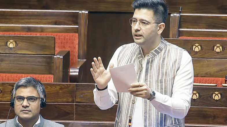 राघव चड्ढा और आप नेताओं में जुबानी जंग