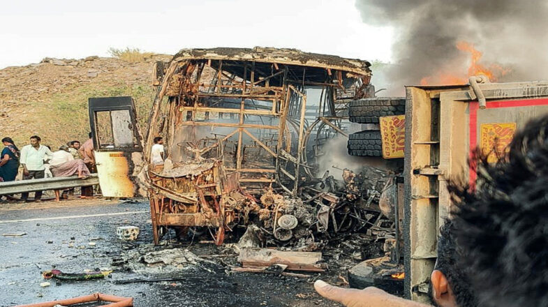 आंध्र प्रदेश बस हादसा: सरकार ने नियंत्रण कक्ष किया स्थापित, हेल्पलाइन नंबर भी जारी