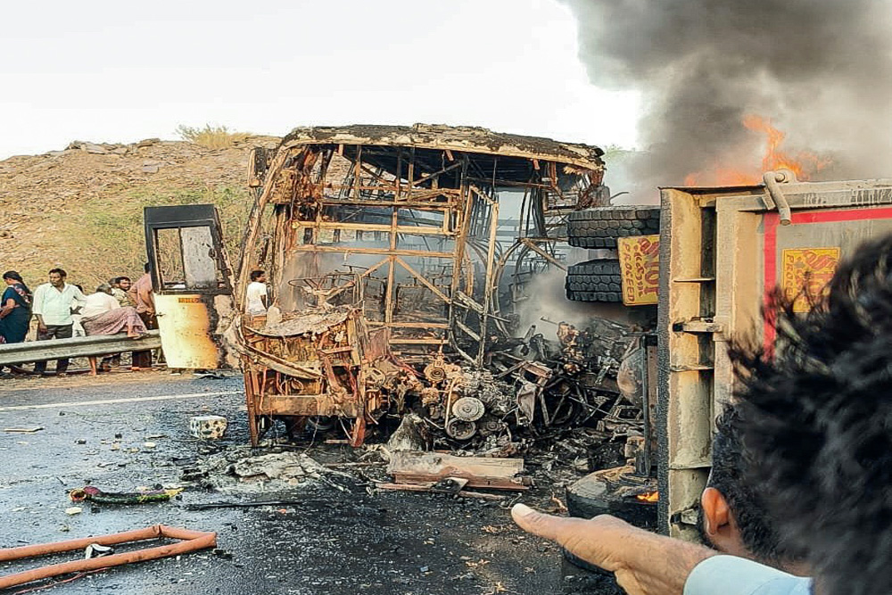 आंध्र प्रदेश बस हादसा: सरकार ने नियंत्रण कक्ष किया स्थापित, हेल्पलाइन नंबर भी जारी