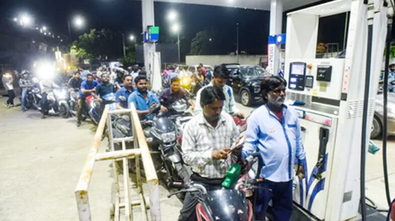 केंद्र ने पेट्रोल और डीजल पर एक्साइज ड्यूटी 10 रुपए प्रति लीटर घटाई