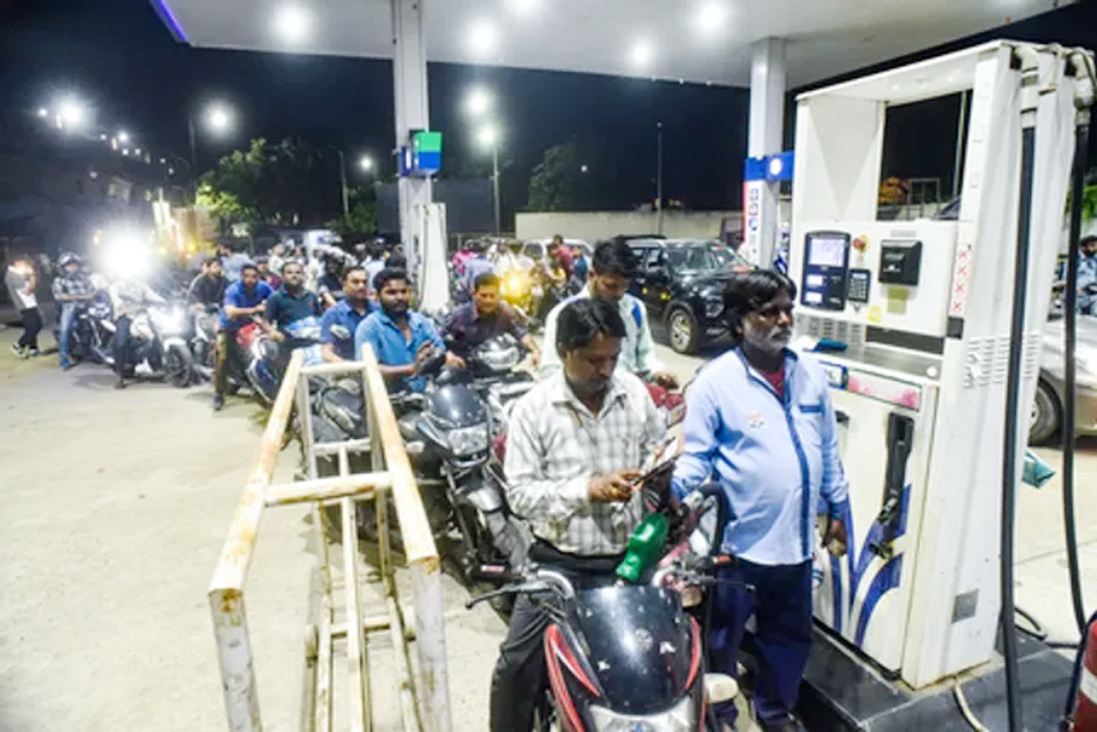 केंद्र ने पेट्रोल और डीजल पर एक्साइज ड्यूटी 10 रुपए प्रति लीटर घटाई