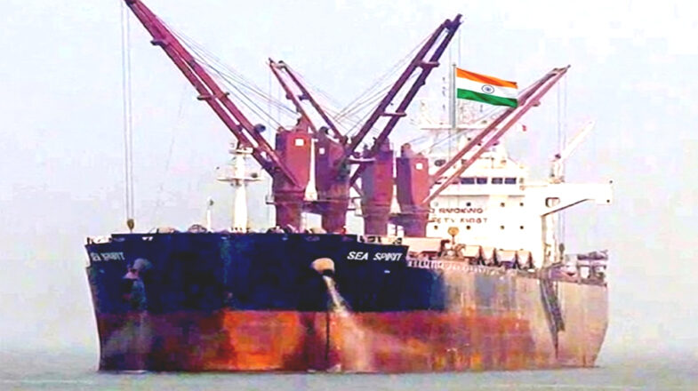 दो जहाज होरमुज की खाड़ी से निकल गए