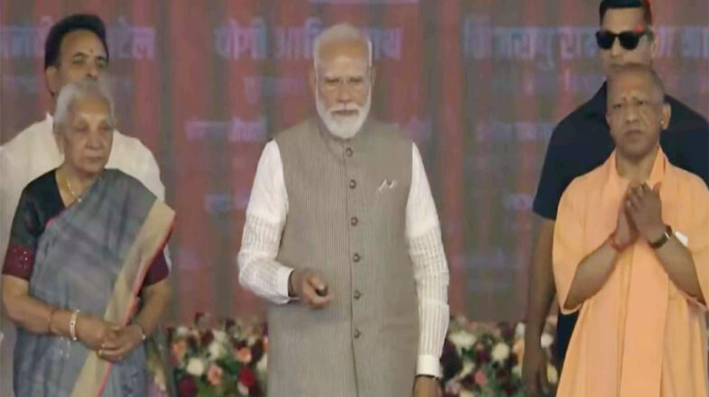 प्रधानमंत्री मोदी ने जनता से कराया जेवर एयरपोर्ट का उद्घाटन