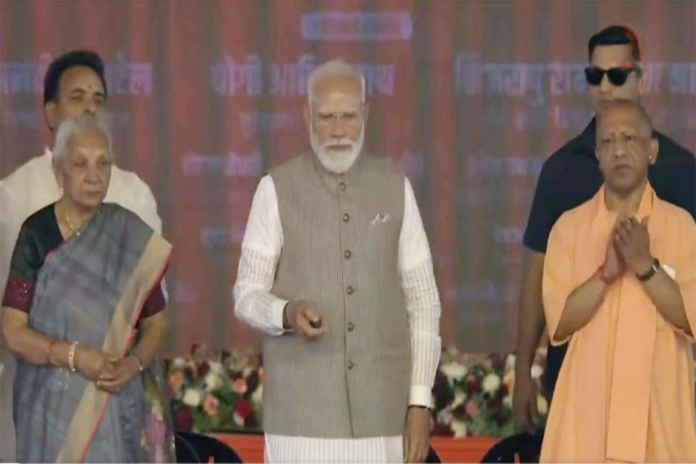 प्रधानमंत्री मोदी ने जनता से कराया जेवर एयरपोर्ट का उद्घाटन