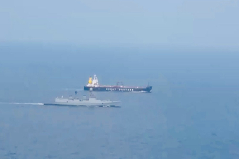 स्ट्रेट ऑफ हॉर्मुज को कैसे पार करना है, भारतीय फ्लैग्ड शिप्स को नेवी कर रही है गाइड