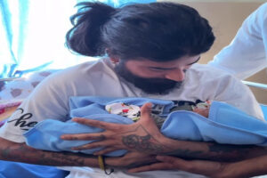 पिता बने अनुराग डोभाल ने दिखाई बच्चे की झलक