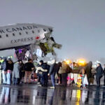 न्यूयॉर्क में एयरपोर्ट पर लैंडिंग के दौरान विमान फायर ट्रक से टकराया, 100 से ज्यादा घायल