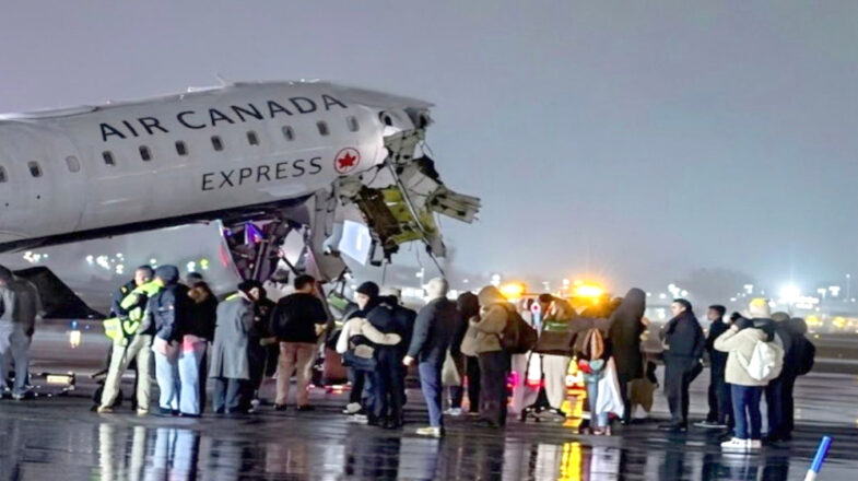 न्यूयॉर्क में एयरपोर्ट पर लैंडिंग के दौरान विमान फायर ट्रक से टकराया, 100 से ज्यादा घायल