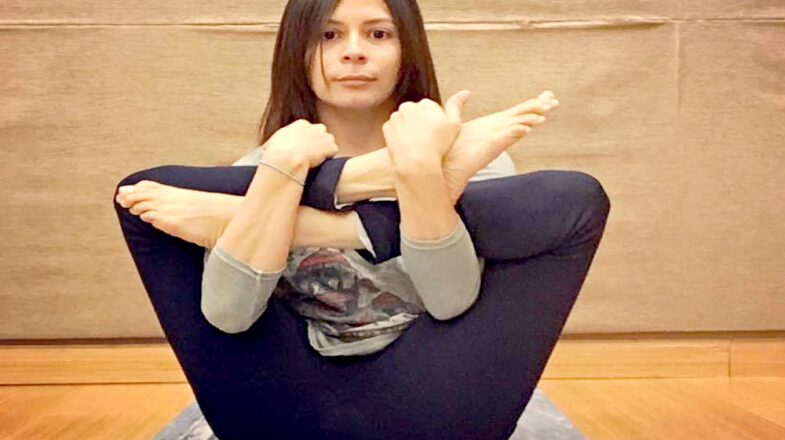 पाचन तंत्र को मजबूत और तनाव को दूर करने के लिए रोज करें ‘गर्भासन’