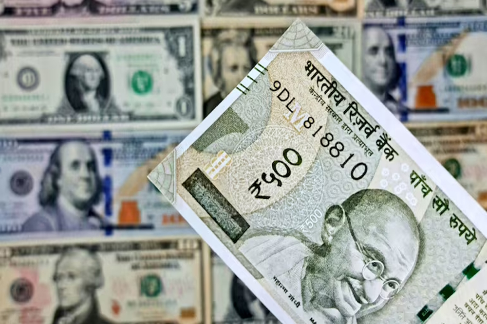 डॉलर के मुकाबले रुपया पहली बार 95 के पार