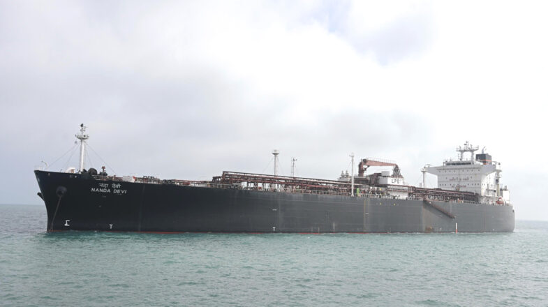 एलपीजी लेकर गुजरात के वडीनार बंदरगाह पर पहुंचा जहाज ‘नंदा देवी’