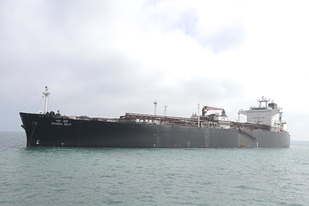 एलपीजी लेकर गुजरात के वडीनार बंदरगाह पर पहुंचा जहाज ‘नंदा देवी’