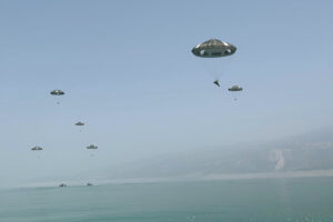 टिहरी बांध पर सेना के जवानों ने किया पैरा जंपिंग का विशेष प्रशिक्षण