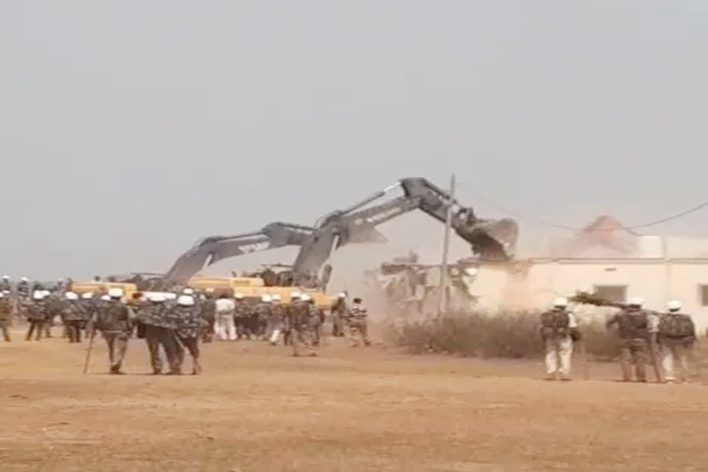 झारखंड : पूर्व मंत्री और कांग्रेस नेता योगेंद्र साव के आवास पर चला बुलडोजर