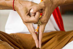 इंद्रियों पर विजय और मानसिक स्पष्टता के लिए अचूक है योग की ‘योनि मुद्रा’