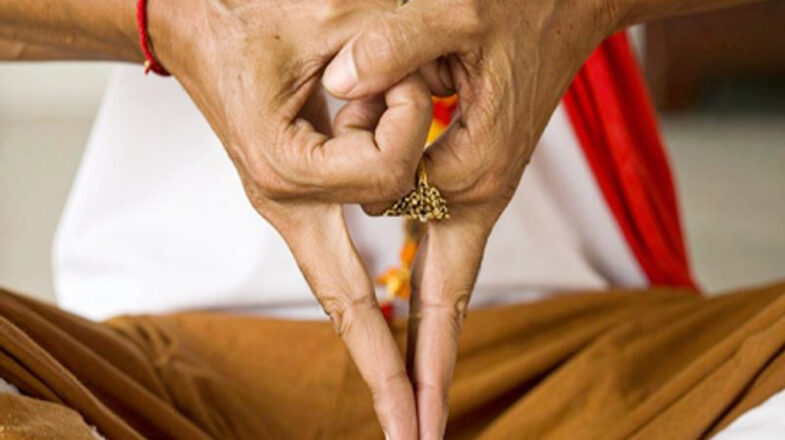 इंद्रियों पर विजय और मानसिक स्पष्टता के लिए अचूक है योग की ‘योनि मुद्रा’