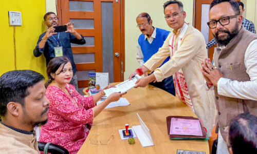 असम में कांग्रेस ने भाजपा को दिया झटका