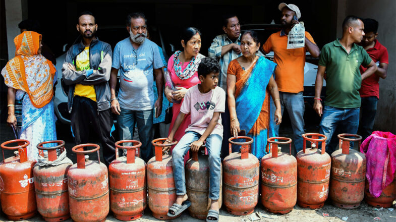 तेल, गैस की कमी सरकार क्यों नहीं मान रही?