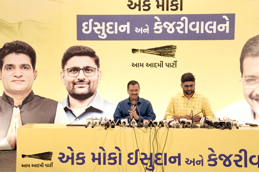 गुजरात में पैसे बांटेंगे केजरीवाल