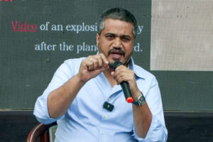 अकेले रोहित उठा रहे हैं अजित पवार का मामला