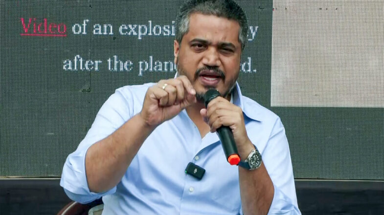 अकेले रोहित उठा रहे हैं अजित पवार का मामला