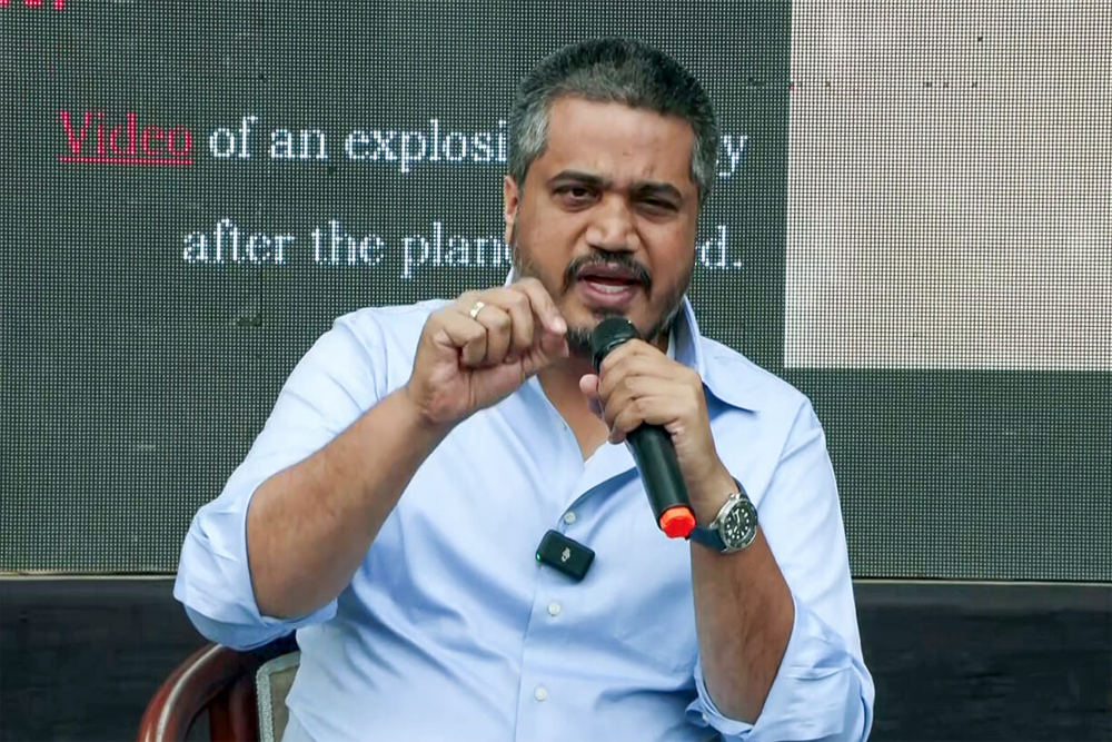 अकेले रोहित उठा रहे हैं अजित पवार का मामला