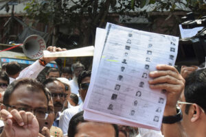 चुनाव आयोग की गड़बड़ियां संयोग हैं या प्रयोग?