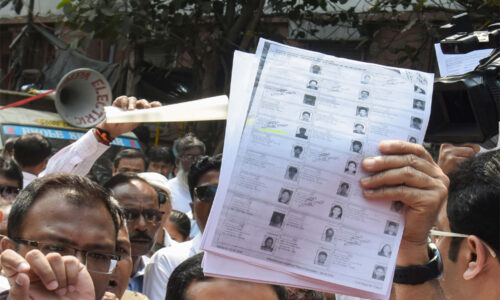 चुनाव आयोग की गड़बड़ियां संयोग हैं या प्रयोग?