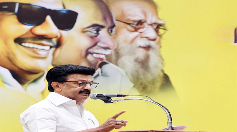 डीएमके और अन्ना डीएमके के दिलचस्प आरोप