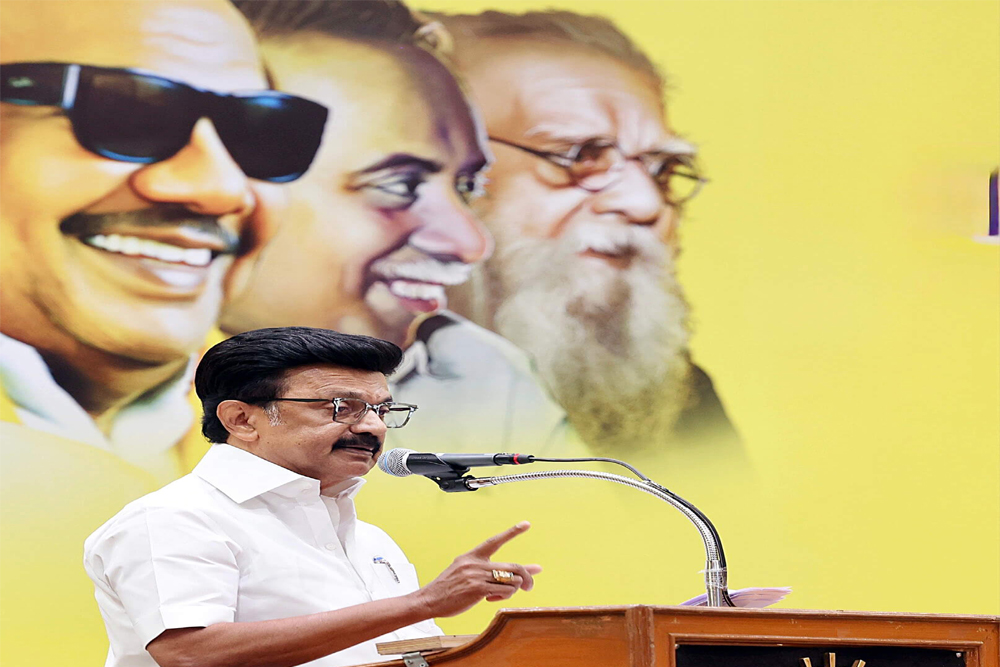 डीएमके और अन्ना डीएमके के दिलचस्प आरोप