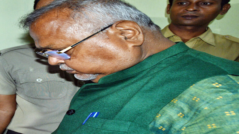 पश्चिम बंगाल चुनाव से पहले ईडी ने पूर्व शिक्षा मंत्री पार्थ चटर्जी के आवास पर छापा मारा