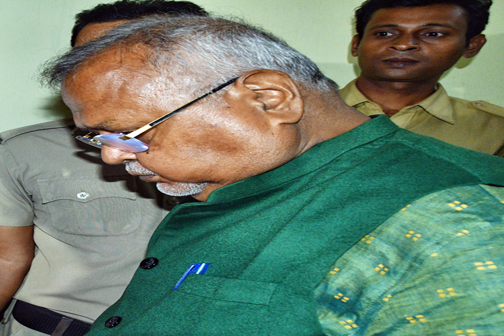 पश्चिम बंगाल चुनाव से पहले ईडी ने पूर्व शिक्षा मंत्री पार्थ चटर्जी के आवास पर छापा मारा