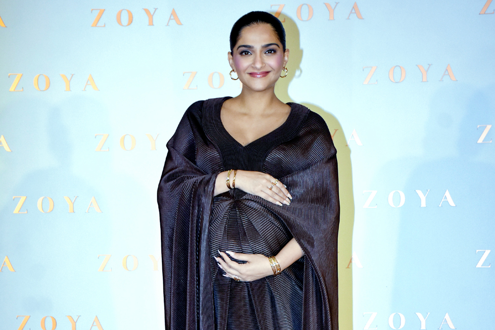 आप सभी का काम शब्दों से परे…मां बनी सोनम कपूर ने हॉस्पिटल की टीम का जताया आभार