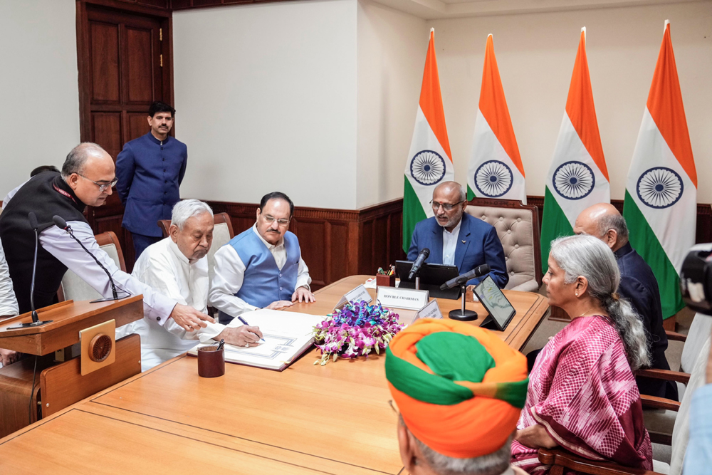 नीतीश कुमार ने ली राज्यसभा सांसद की शपथ