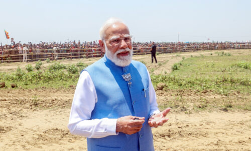 बंगाल चुनाव : हेलीपैड पर उमड़ी भारी भीड़, पीएम बोले- यह अद्भुत दृश्य