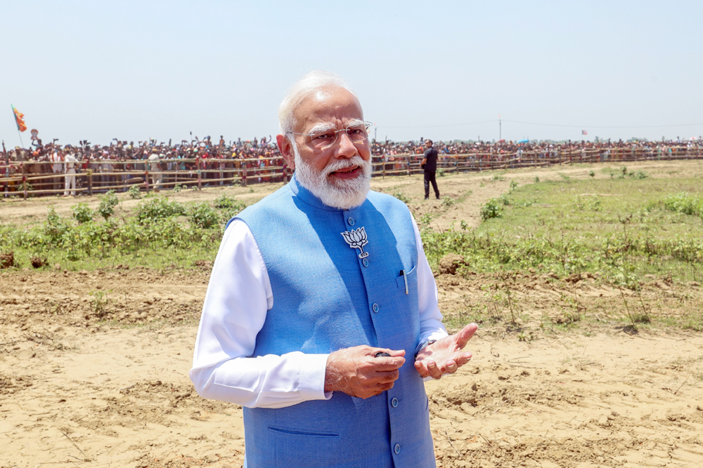 बंगाल चुनाव : हेलीपैड पर उमड़ी भारी भीड़, पीएम बोले- यह अद्भुत दृश्य