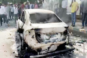 नोएडा में हजारों कर्मचारियों का प्रदर्शन, कई इलाकों में ट्रैफिक जाम से जनजीवन प्रभावित