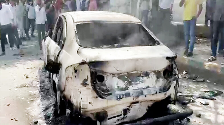 नोएडा में हजारों कर्मचारियों का प्रदर्शन, कई इलाकों में ट्रैफिक जाम से जनजीवन प्रभावित